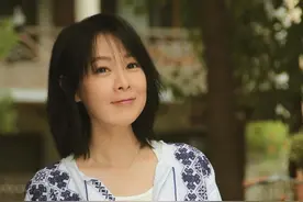 刘若英真不像51岁，穿白色棉麻连衣裙低调大气，淡妆气质太惊艳图片