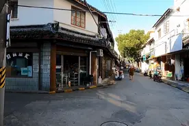 上海郊区的古镇老街，仿佛穿越到80年代，多是传统的老商业图片