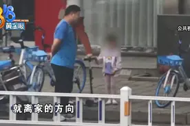 五岁女童独自出门玩滑板车，离家越来越远......还好有他图片