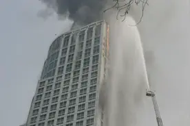 突发！河北26层高楼起火，实控人是千万富豪，欠33万成老赖图片