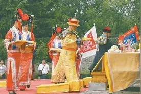 乾隆后代爱新觉罗恒绍：戴上亿扳指，穿龙袍祭祖，惹网友反感图片