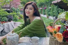 何穗绿洲分享春日穿搭，着绿色开衫置身花园清新悠闲图片