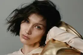 超模Bella演绎Miu Miu 2020春夏系列，戴上眼镜看着好乖图片