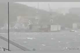 俄罗斯军港海参崴遭飓风，巨型船坞猛烈撞击：俄军7艘舰艇遭重创图片
