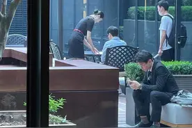 冯绍峰在售楼处被偶遇，神情呆滞显憔悴，离婚3个月后疑再买豪宅图片