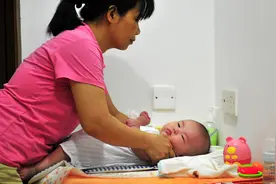 保姆趁宝宝睡着时摆弄东西，宝妈看明白后泪目，选保姆重点看品行图片