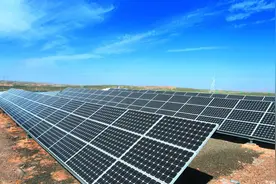 ​农村老汉自制太阳能车，一次能坐4个人，车头两侧还插上了国旗图片