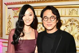 李连杰邱淑贞女儿参加名媛舞会：一个精致一个贵气图片