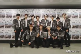SEVENTEEN演唱会结束拍摄团体照时，始终保持同个姿势的VERNON图片