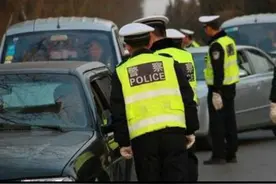 忘带驾驶证,遇到交警检查怎么办?您只要这样做交警看到马上让你走图片