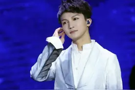 人靠衣装马靠鞍，从“周深”身上就能看出穿搭对一个人有多大改变图片