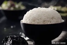 保存大米，不能随手乱放！记得给米里放“1物”，放一年不生虫图片