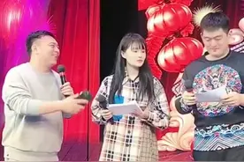 赵本山子女演出被指不专业，唱歌讲话都拿台本念，球球唱歌还跑调图片