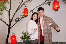 赵丽颖冯绍峰夫妇合体拍大片，两人包饺子互动超甜蜜！年味儿十足图片