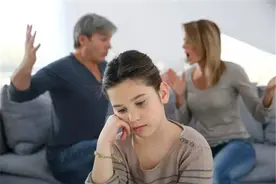 “我教育孩子时你可以闭嘴吗？”拆台式教育，可能会毁了孩子图片