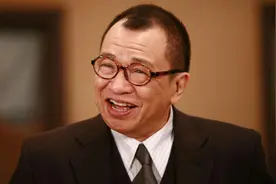 72岁老戏骨许绍雄回内地捞金，拒绝直播带货，坦言：担心遇到假货图片