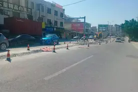 @驾驶员，南安这条路红绿灯路口三个车道均可直行图片