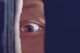 躲在衣柜的男人被发现后发生的搞笑事件视频封面