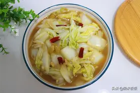 我家吃白菜，最爱这做法，大火一炒2分钟上桌，太开胃了图片