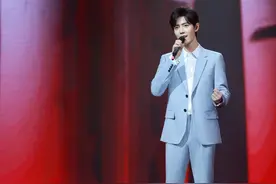 肖战北京卫视再次演绎《竹石》，致敬抗疫一线的英雄图片