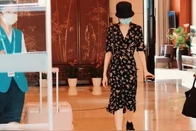 迪丽热巴的搭配看不懂，穿碎花裙肤白貌美，鞋子却显矮，真拖后腿图片
