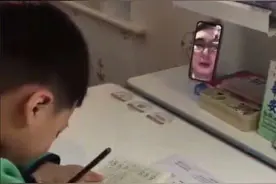 不爱写作业的熊孩子，父亲想出了妙招，科技改变生活，远程监督图片