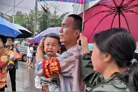 第一次休假回家，这名兵哥哥就干了件大好事图片