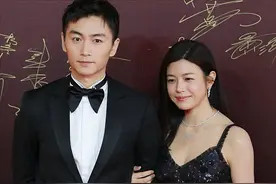 陈妍希与陈晓甜蜜挽手，身穿亮片裙有点显壮，但“包子脸”挺可爱图片