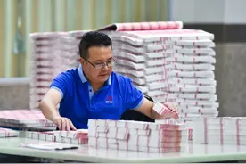 在印钞厂上班，身在“钱海”，为啥不敢带走一分？图片