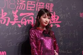 孙怡的“夜店风”感觉也挺显嫩的，一双美腿好抢镜，让人移不开眼图片