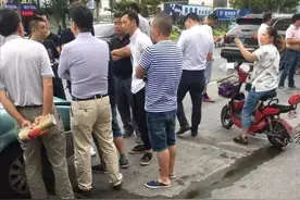 刚开城！滴滴、花小猪就被出租车围堵，已扣押18辆网约车图片