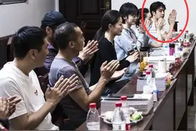 王一博参加《冰雨火》围读，2个小细节显情商，与女主坐一起有CP图片
