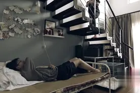 姐弟蜗居25㎡的生活：弟弟睡在楼梯下，姐姐在家不敢穿漂亮裙子图片