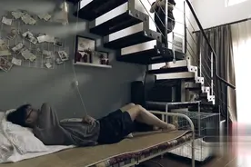 姐弟蜗居25㎡的生活：弟弟睡在楼梯下，姐姐在家不敢穿漂亮裙子图片