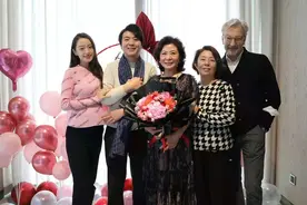 吉娜爸爸罕见亮相！穿休闲装秀大长腿比郎朗还帅，妈妈却不及婆婆图片