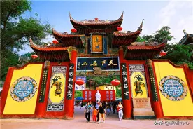 我国最大的“鬼”，舌头有81米，如今荒废到只有一个老奶奶守门图片