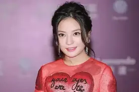 赵薇一点不服老！穿半透蕾丝裙秀出丰满身材，圈内小花哪有这韵味图片