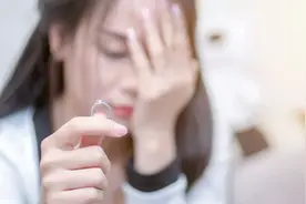 女主播在直播中多次解下衣物！被平台封号后起诉，法院：驳回图片