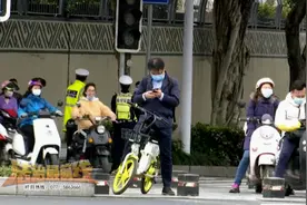 骑虎难下！南宁友仔尴尬发问：共享电动车满街都是，为啥不给骑？图片