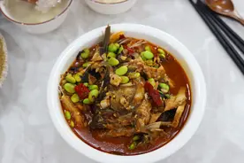 用草鱼骨头做了一碗菜，香辣下饭，比红烧的还好吃，做法简单实用图片