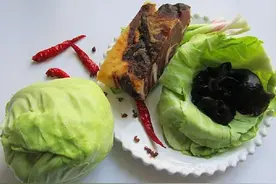腊肉蒜香卷心菜，滑脆微甜，增进你的食欲图片