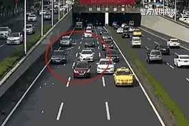 轿车一路飘着百元大钞，后方女子疯狂捡钱！原因太任性了图片