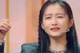 关晓彤头上被浇水，谁注意华晨宇的反应？全场就他最暖心图片