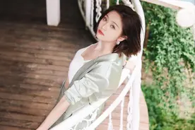 吴宣仪胆子贼大，穿西装短裤扮“下衣失踪”不算啥，还大胆露内衣图片