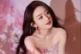 女神赵丽颖穿薄纱露肩礼服，锁骨细腰抢镜，网友：美得冒粉色泡泡图片