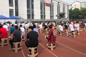 考生间隔一米就坐！垫子每轮消毒！无锡体育中考现场直击图片