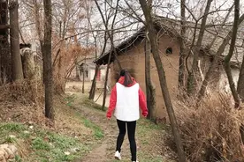 一个15岁的农村女孩，有妈妈和弟妹，但活得像孤儿，甚至更惨图片