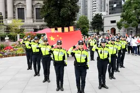迎国庆话安全 看这里的交警在街头玩“快闪” 网友直呼“又飒又亮眼”！图片