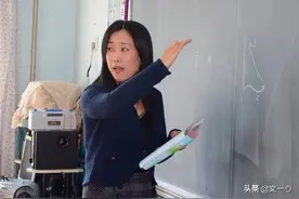 我服从领导，接了一个乱班的班主任工作，得罪了一个人，我错了吗图片