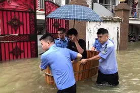 坐澡盆、睡楼道、穿泳裤，高考期间那些奇特却让人落泪的11个瞬间图片